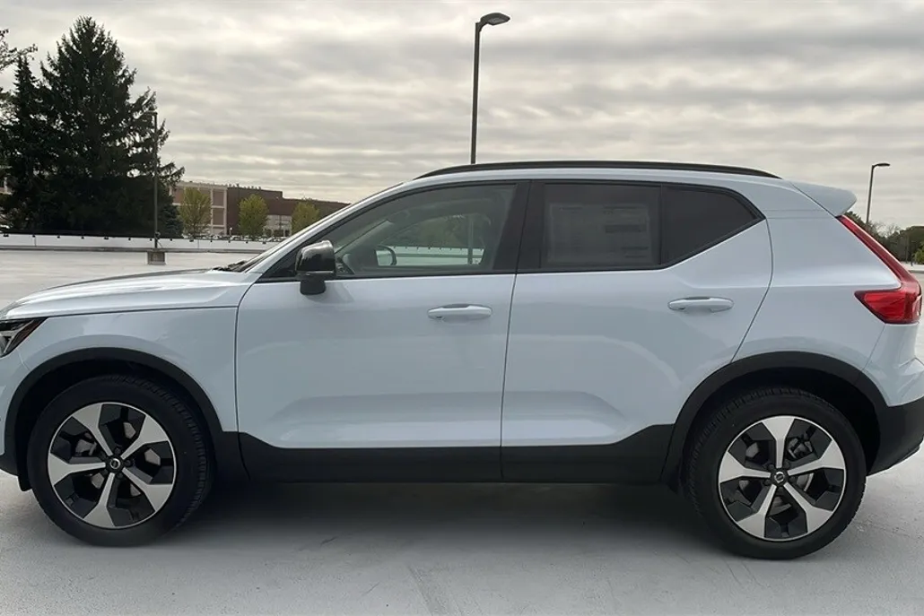2026 Volvo XC40 Plus photo 1