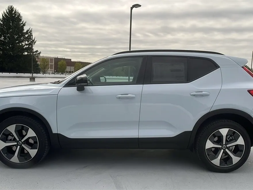 2026 Volvo XC40 Plus photo 1