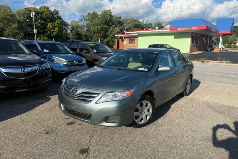 2010 Toyota Camry LE photo 1