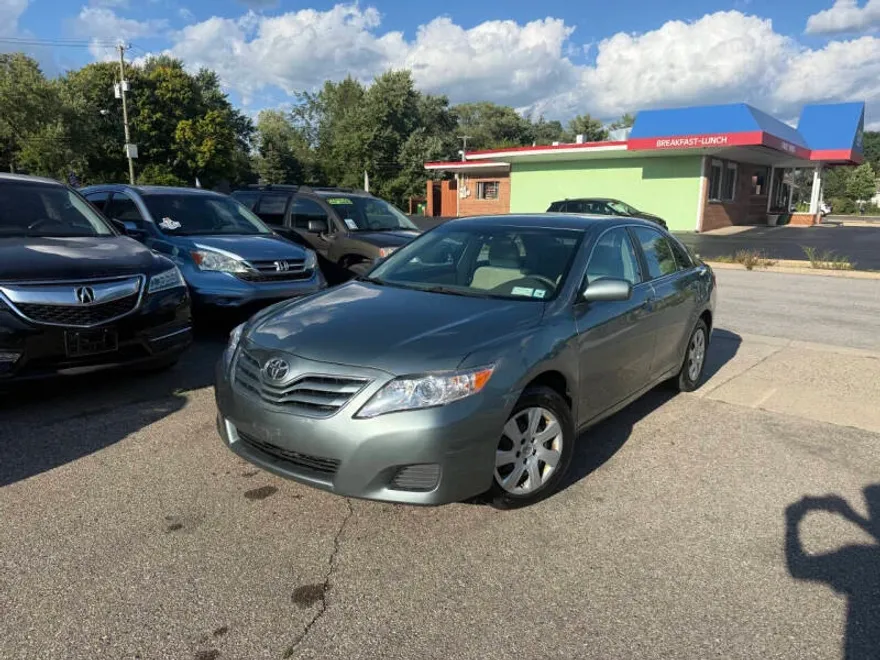 2010 Toyota Camry LE photo 1