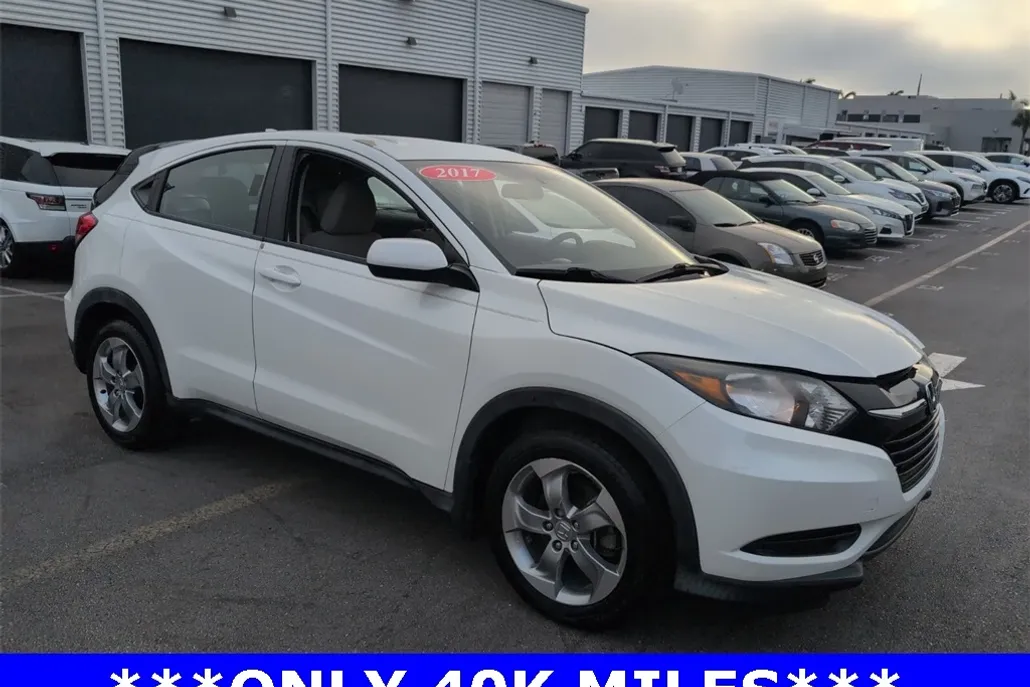 2017 Honda HR-V LX photo 1