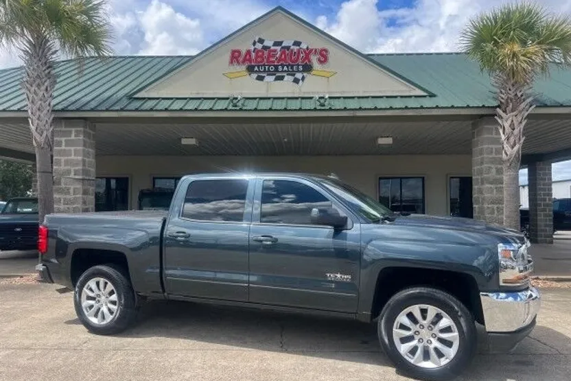 2018 Chevrolet Silverado LT photo 1