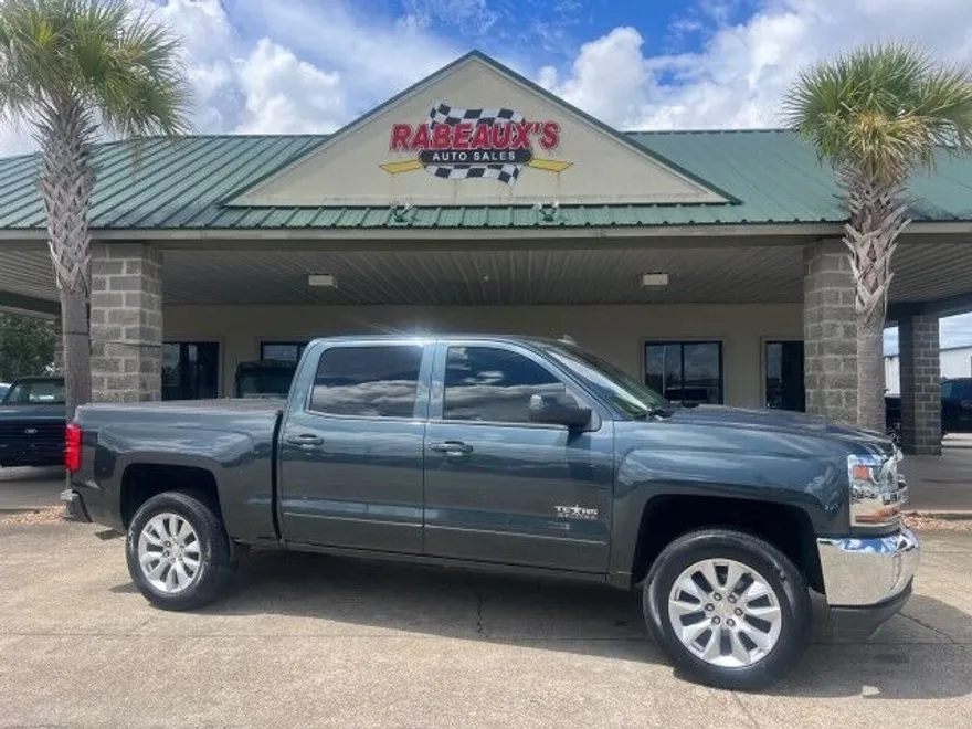 2018 Chevrolet Silverado LT photo 1