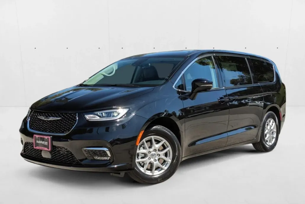 2024 Chrysler Pacifica Touring L photo 1