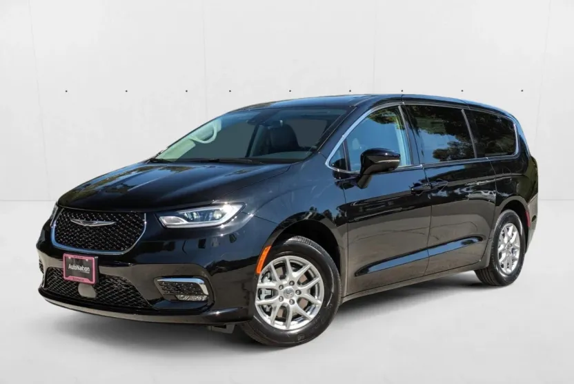 2024 Chrysler Pacifica Touring L photo 1