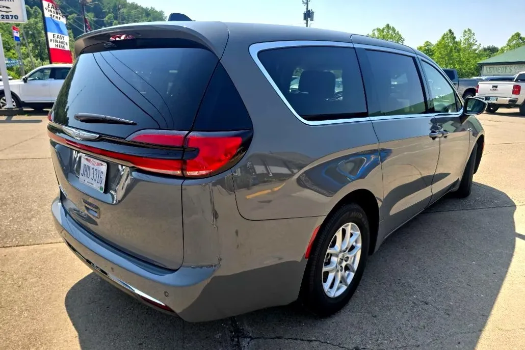 2023 Chrysler Pacifica Touring L photo 1