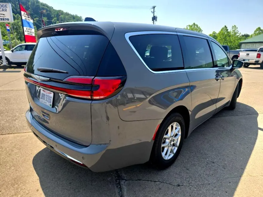 2023 Chrysler Pacifica Touring L photo 1