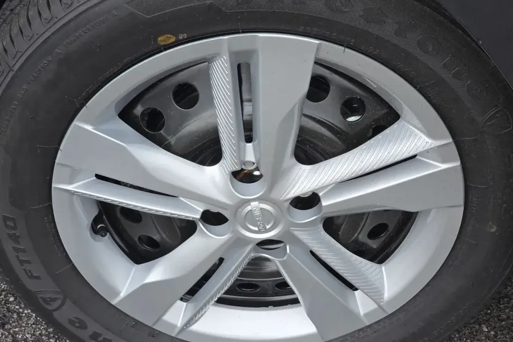 2025 Nissan Kicks Play S photo 1