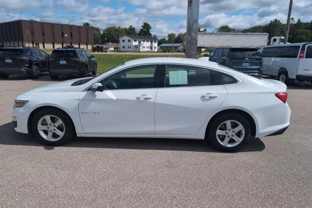 2024 Chevrolet Malibu 1LT photo 1