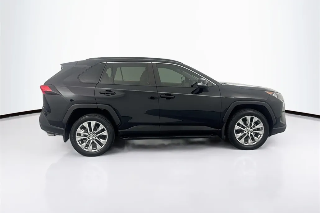 2021 Toyota RAV4 XLE Premium photo 1