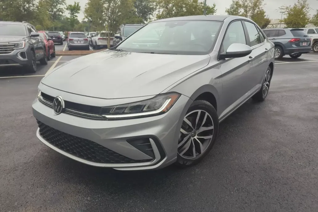 2025 Volkswagen Jetta SE photo 1