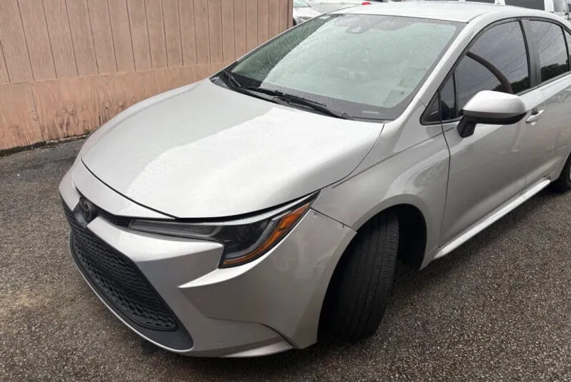 2021 Toyota Corolla LE photo 1