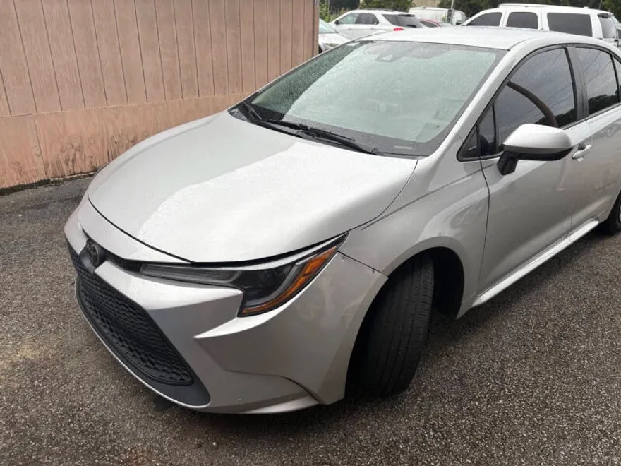 2021 Toyota Corolla LE photo 1
