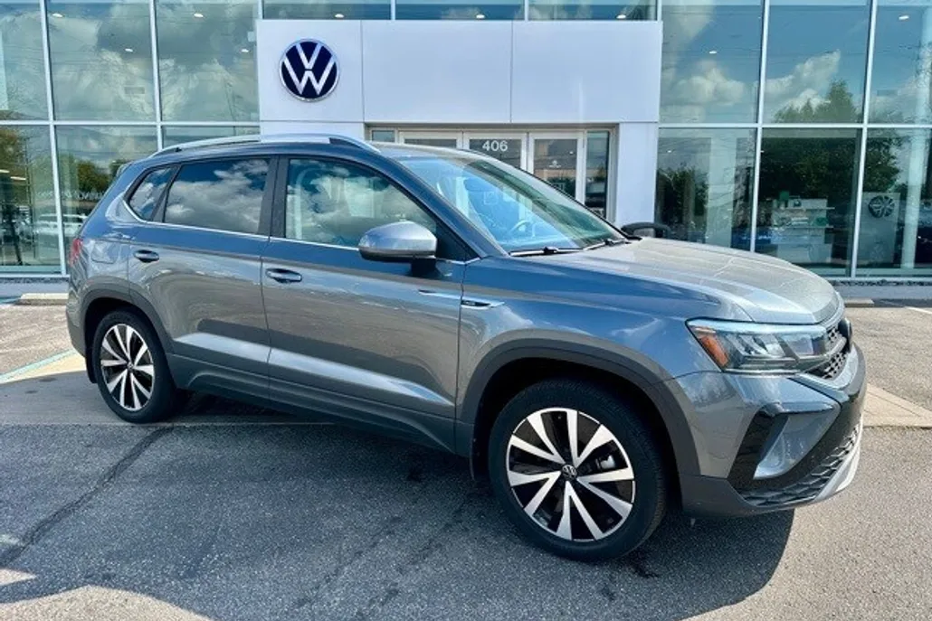 2023 Volkswagen Taos SE photo 1
