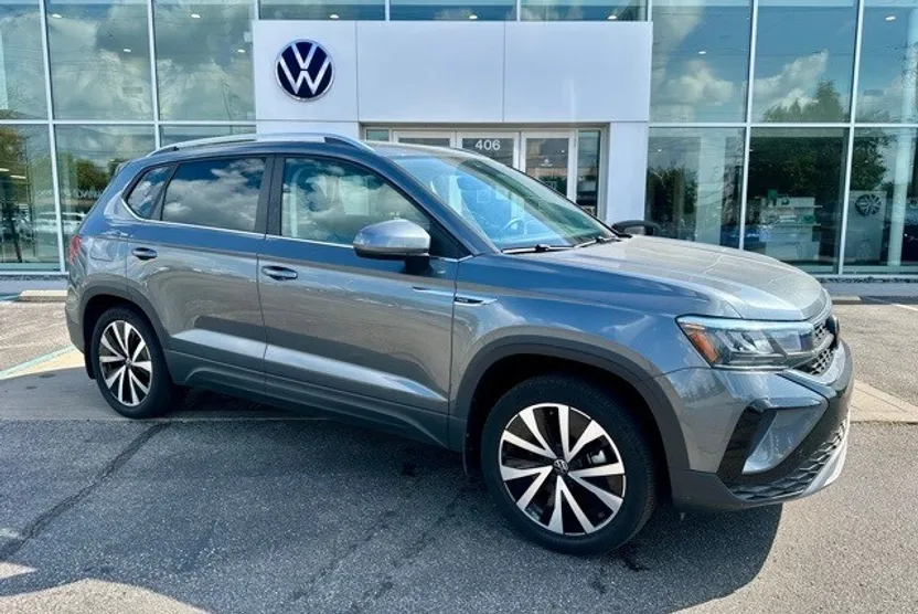 2023 Volkswagen Taos SE photo 1