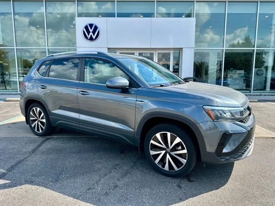 2023 Volkswagen Taos SE photo 1