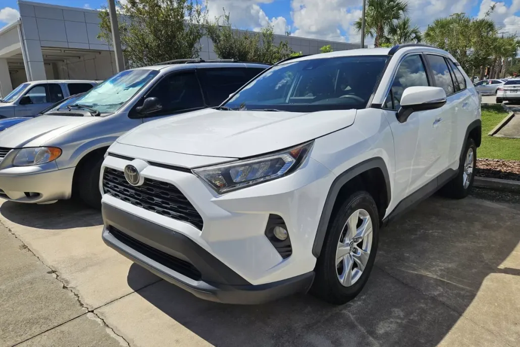2021 Toyota RAV4 XLE photo 1