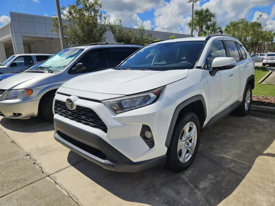 2021 Toyota RAV4 XLE photo 1