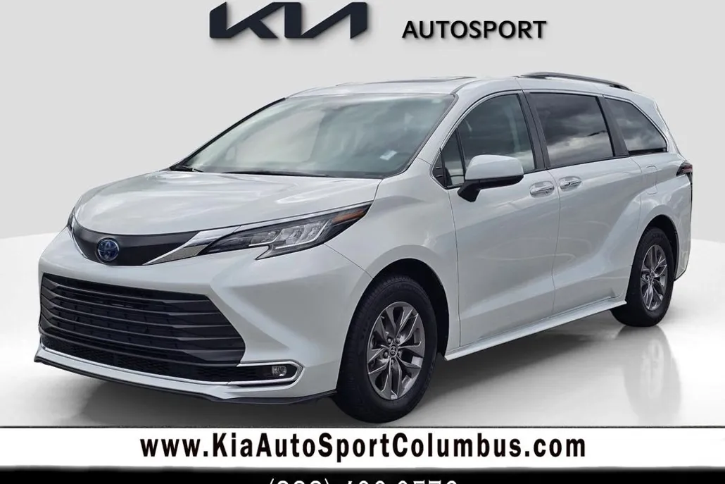 2023 Toyota Sienna XLE photo 1