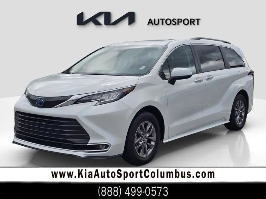 2023 Toyota Sienna XLE photo 1