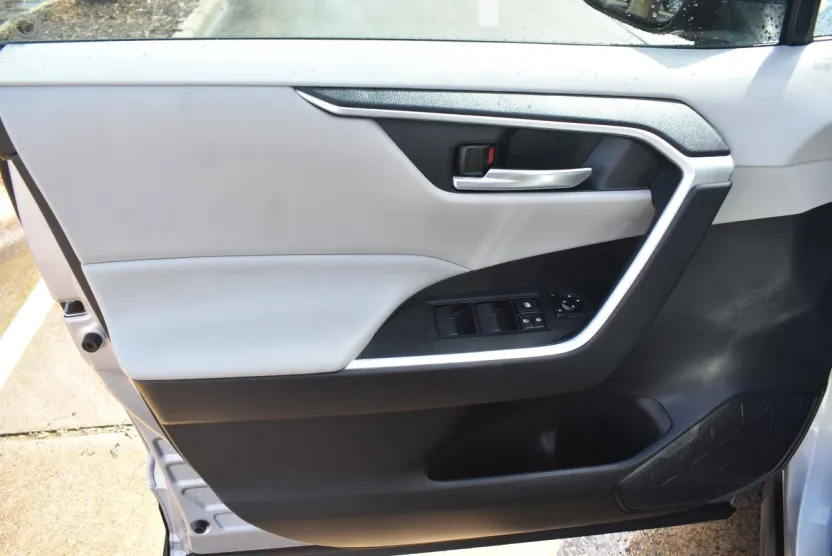 2021 Toyota RAV4 XLE photo 1