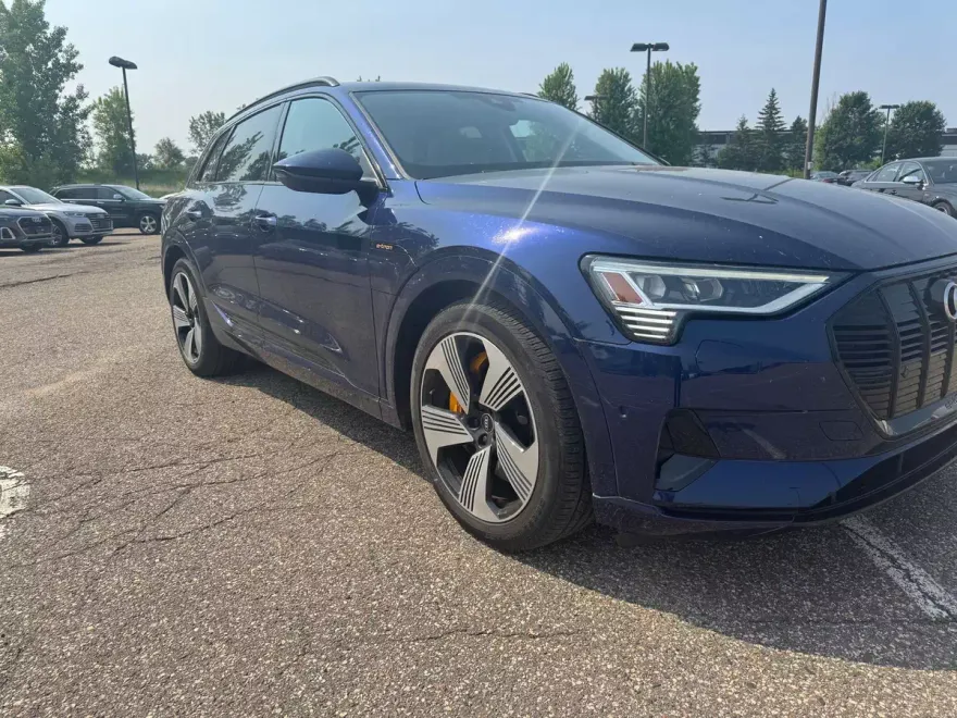 2022 Audi e-tron Premium Plus photo 1