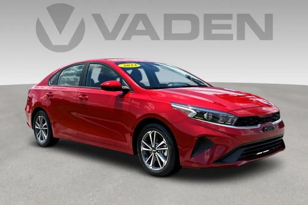 2023 Kia Forte LXS photo 1
