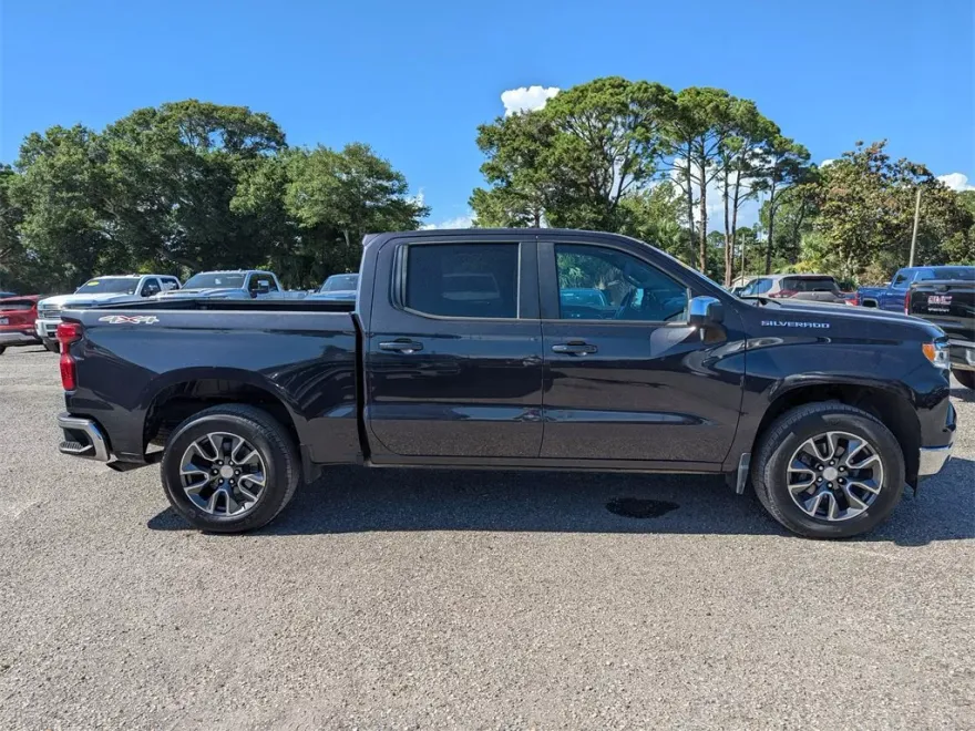 2022 Chevrolet Silverado 1500 LT photo 1