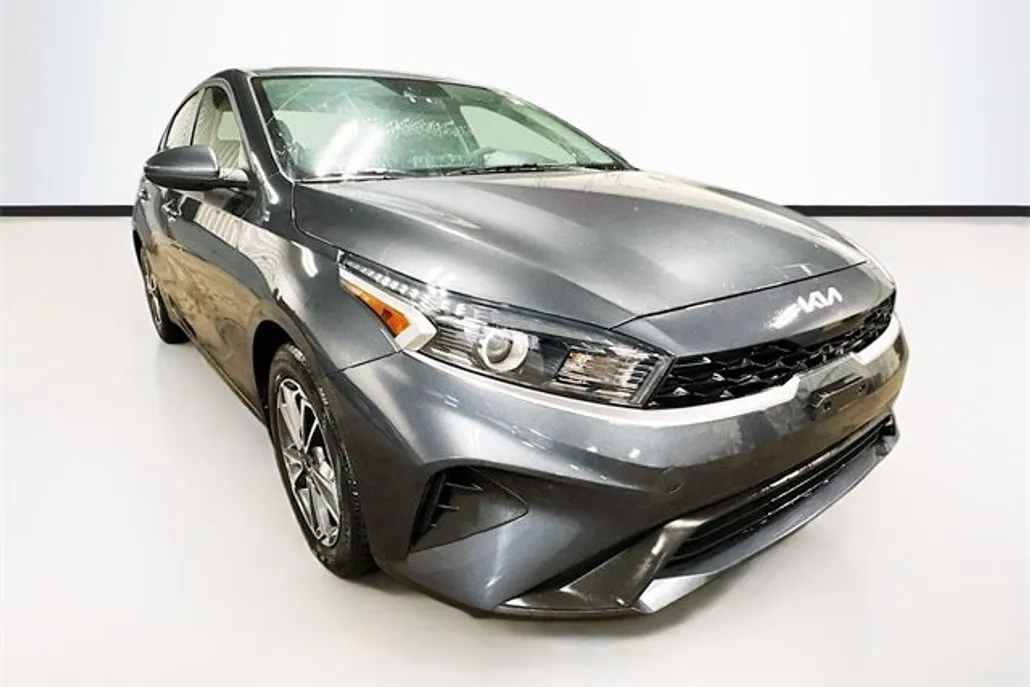 2023 Kia Forte LXS photo 1