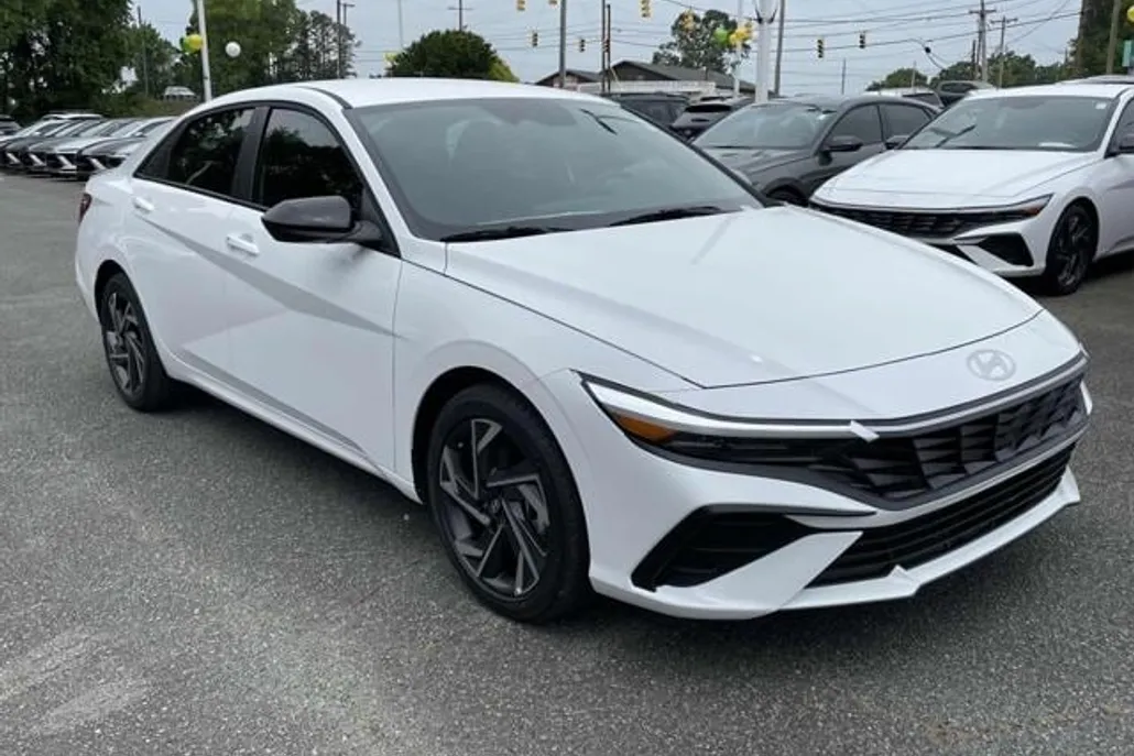 2025 Hyundai Elantra SEL Sport photo 1