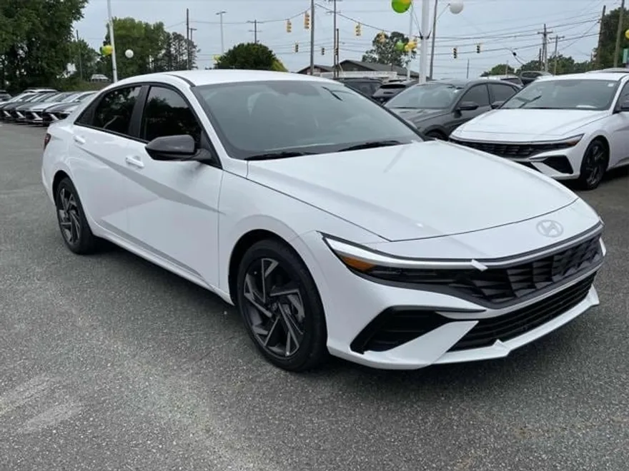 2025 Hyundai Elantra SEL Sport photo 1