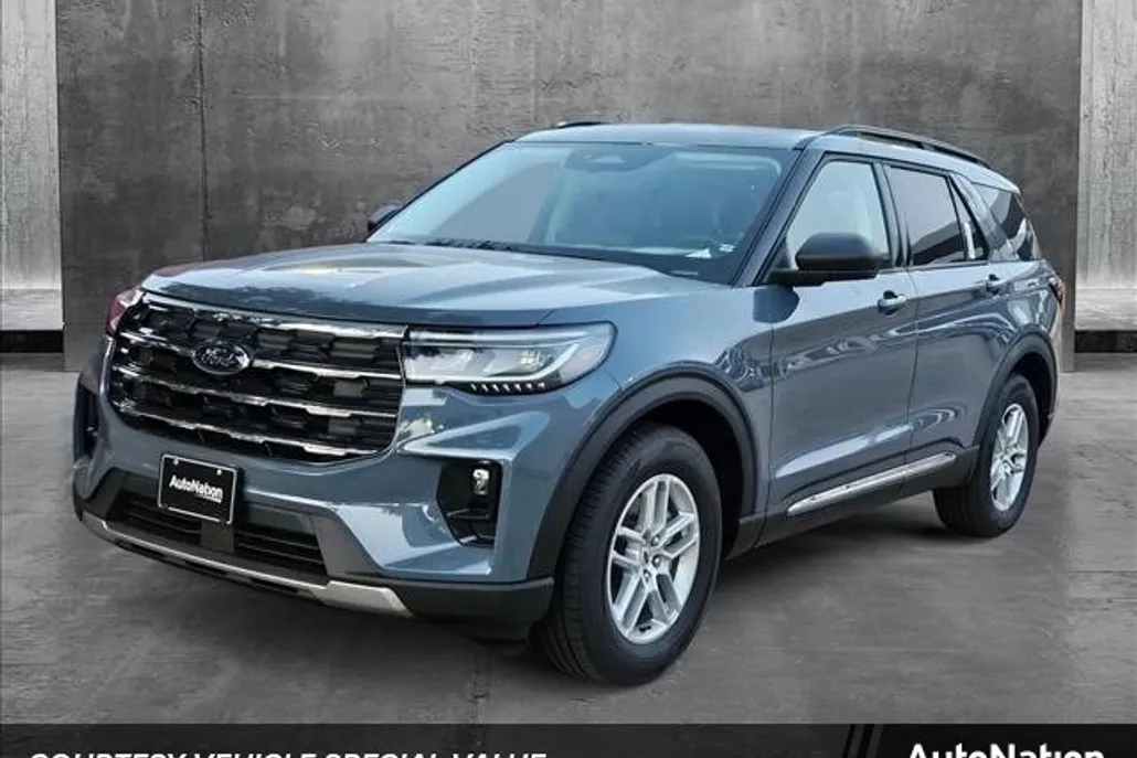 2025 Ford Explorer photo 1