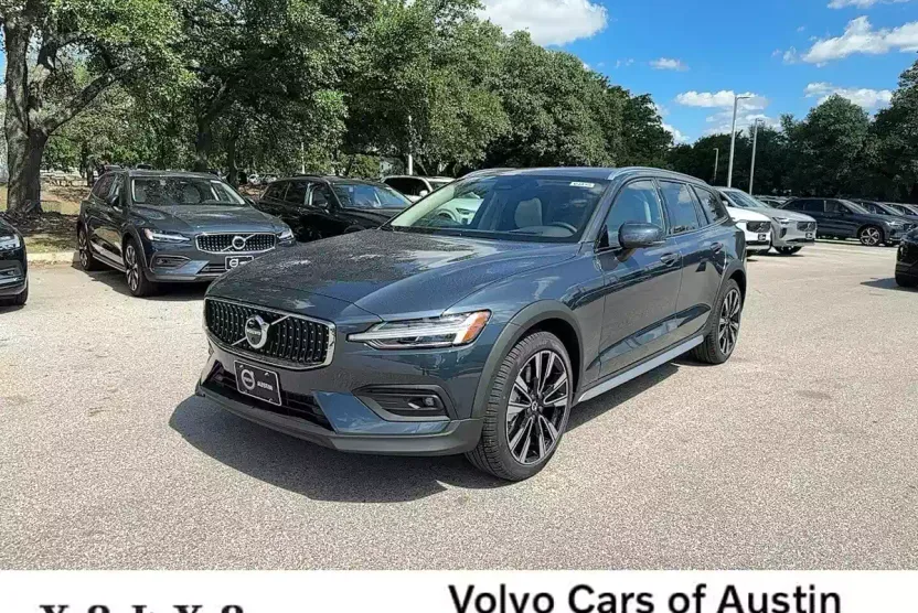 2025 Volvo V60 Cross Country B5 photo 1
