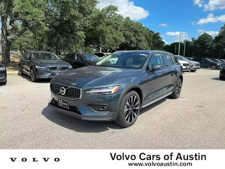 2025 Volvo V60 Cross Country B5 photo 1