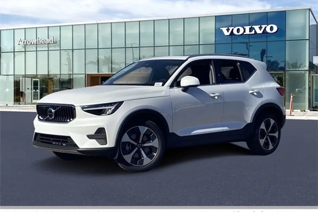 2025 Volvo XC40 Core photo 1