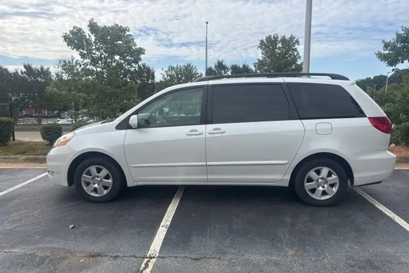 2006 Toyota Sienna XLE photo 1
