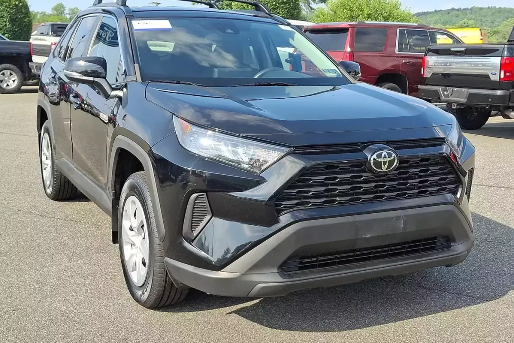 2021 Toyota RAV4 LE photo 1