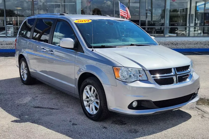 2019 Dodge Grand Caravan SXT photo 1