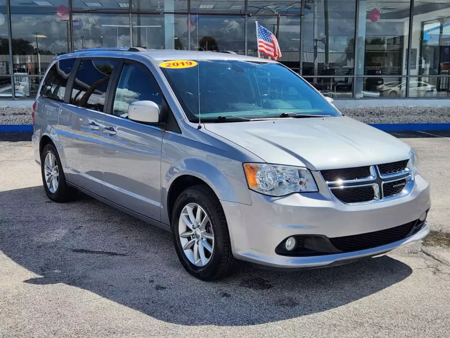 2019 Dodge Grand Caravan SXT photo 1