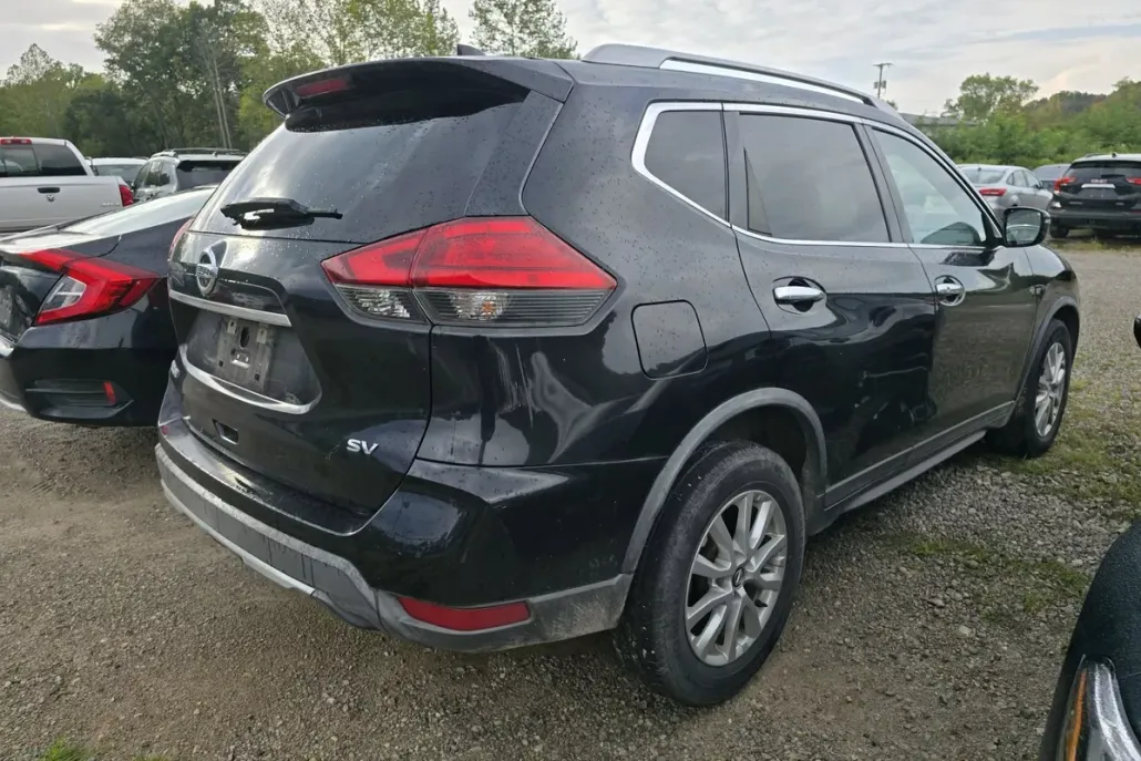 2017 Nissan Rogue SV photo 1