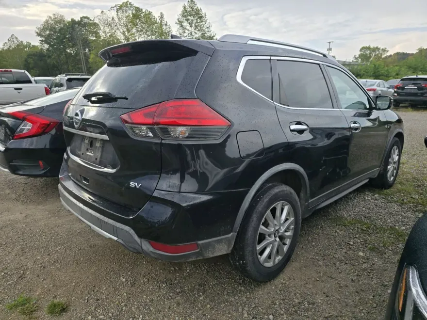 2017 Nissan Rogue SV photo 1