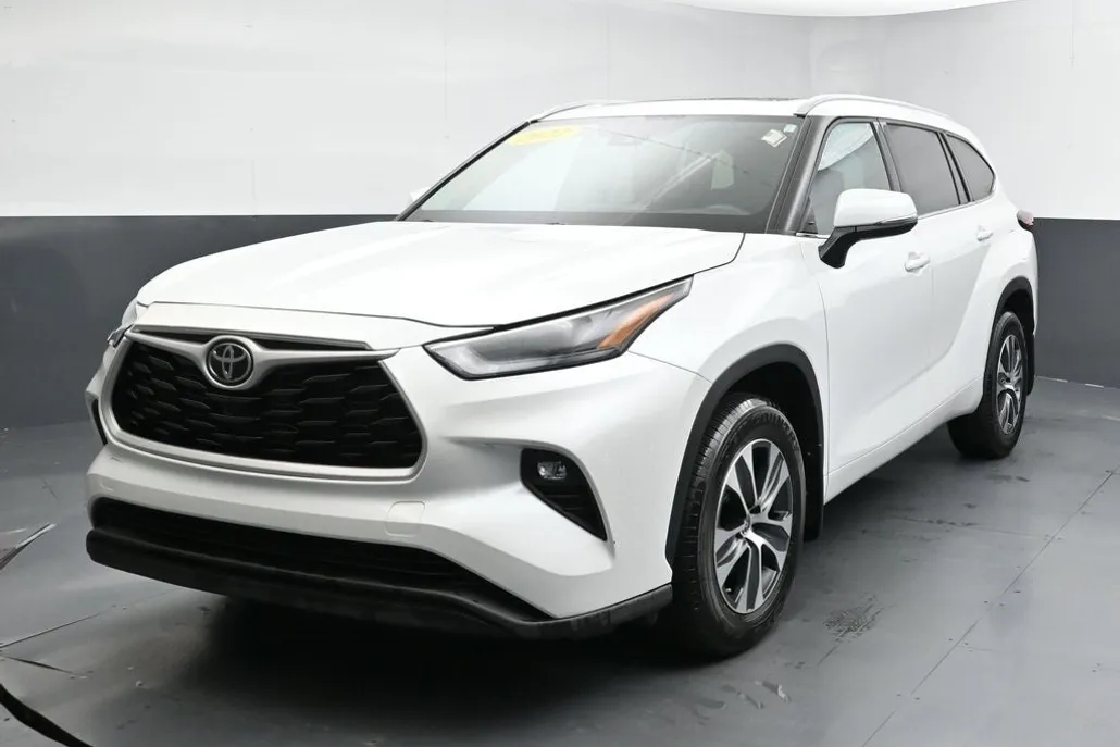 2022 Toyota Highlander XLE photo 1