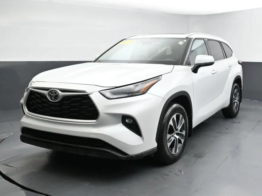 2022 Toyota Highlander XLE photo 1