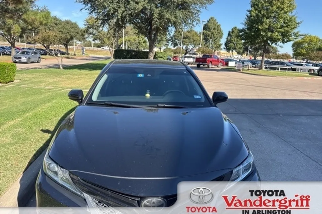 2020 Toyota Camry SE photo 1