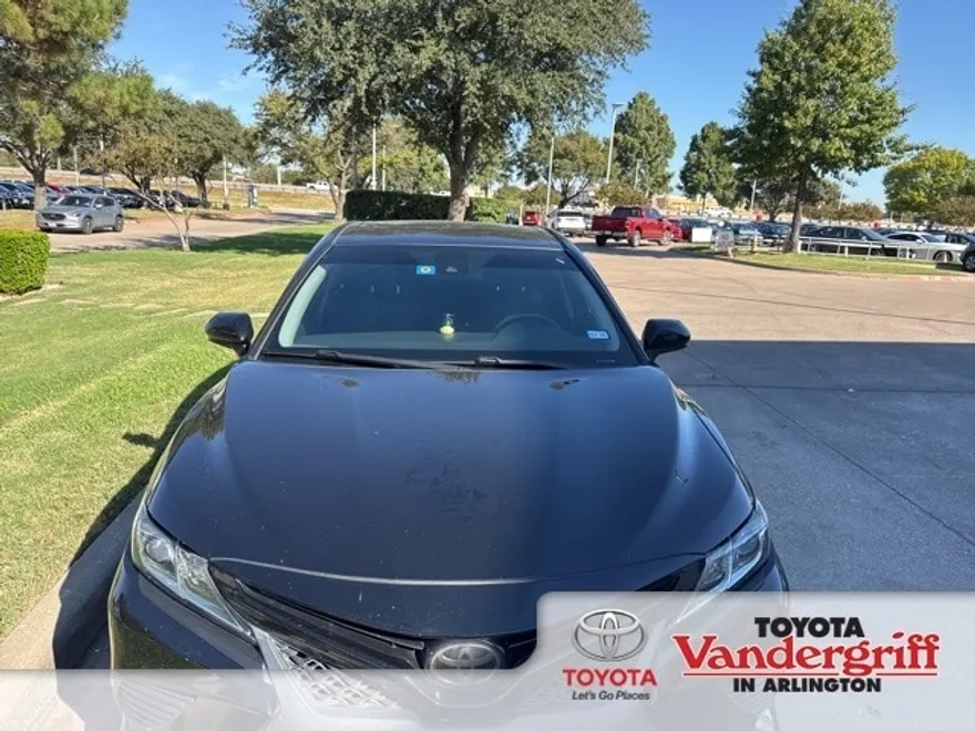 2020 Toyota Camry SE photo 1