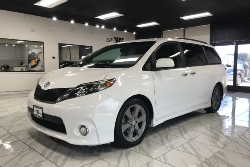 2014 Toyota Sienna SE photo 1