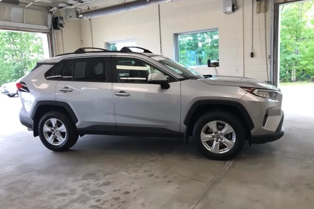 2019 Toyota RAV4 XLE photo 1