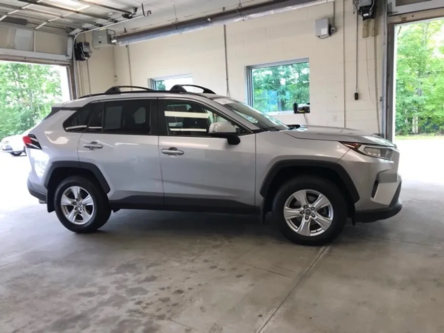 2019 Toyota RAV4 XLE photo 1