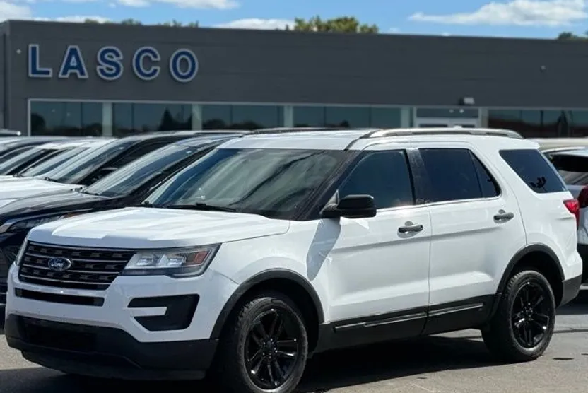 2017 Ford Explorer Base photo 1