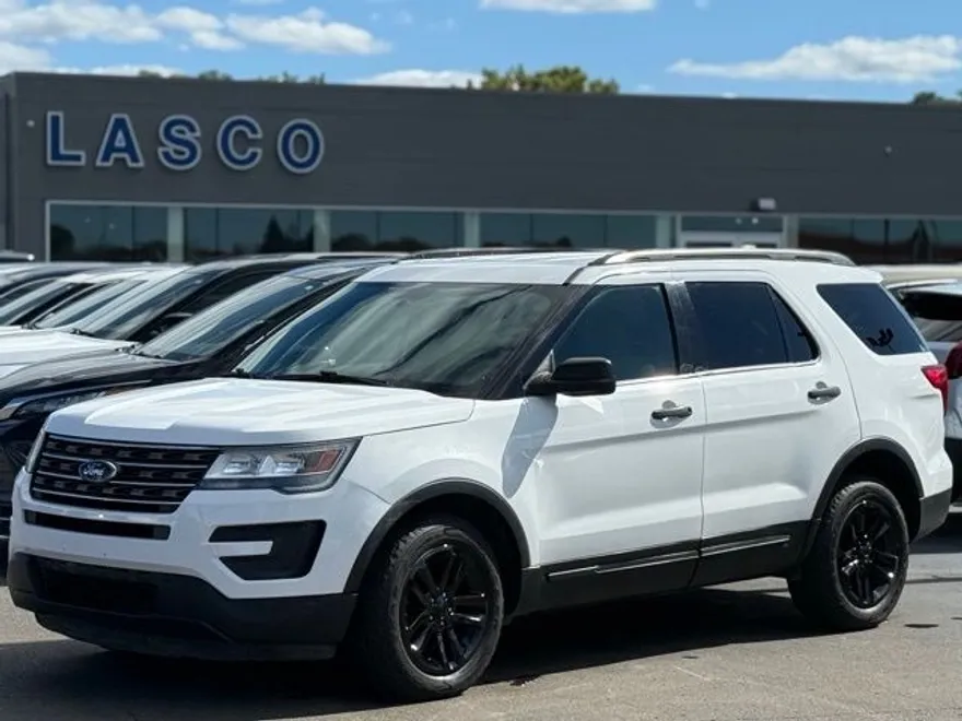 2017 Ford Explorer Base photo 1